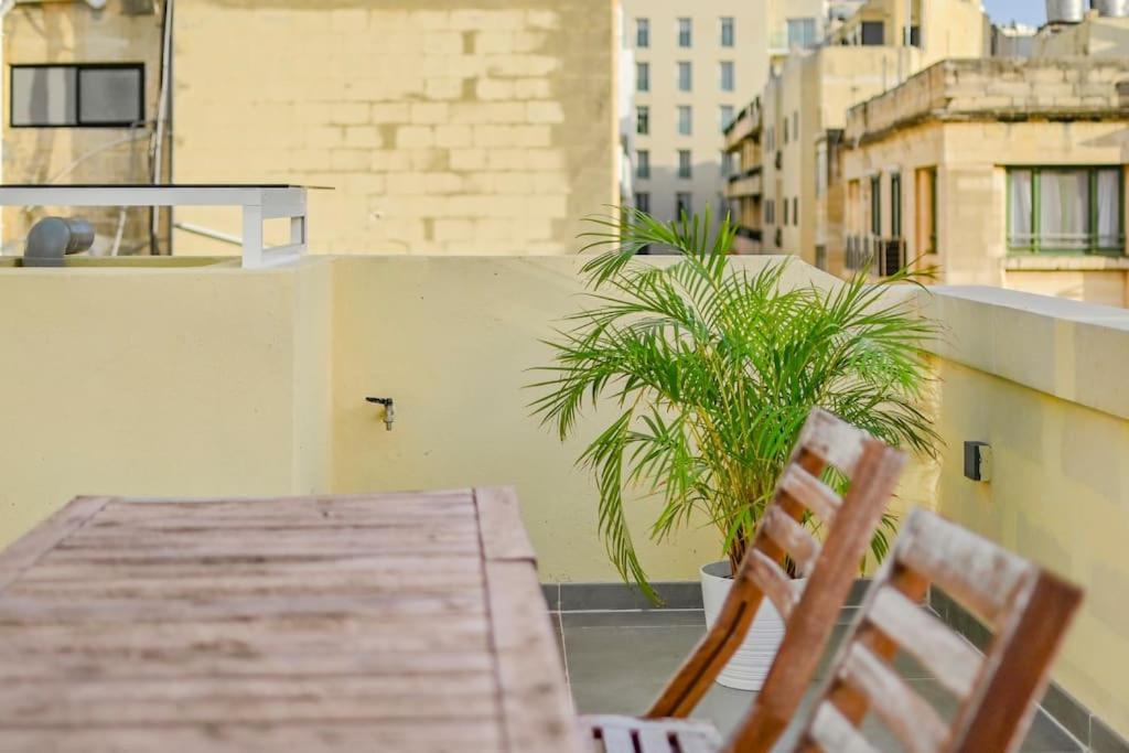 Sliema Unique 4 Bedroom Townhouse Off The Beach Exterior photo