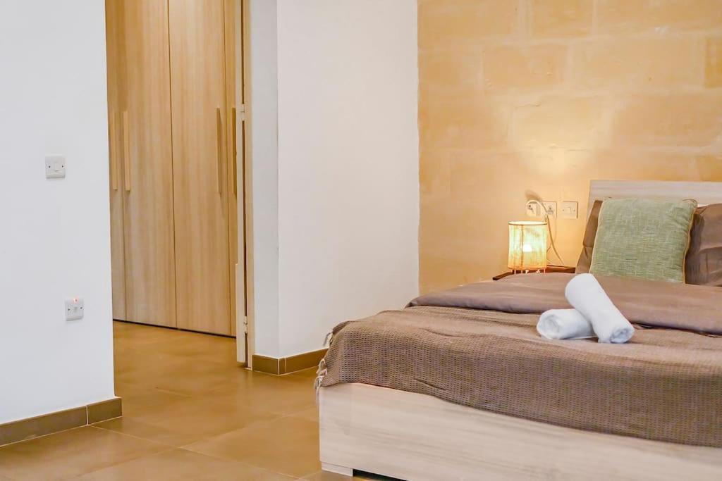 Sliema Unique 4 Bedroom Townhouse Off The Beach Exterior photo